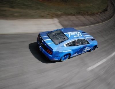 La firma Ford presenta el Mustang Racer para la Copa NASCAR