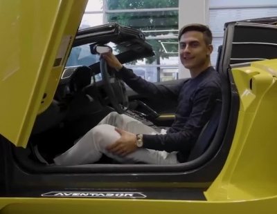 El futbolista Paulo Dybala alucina con su exclusivo Lamborghini Aventador S Roadster