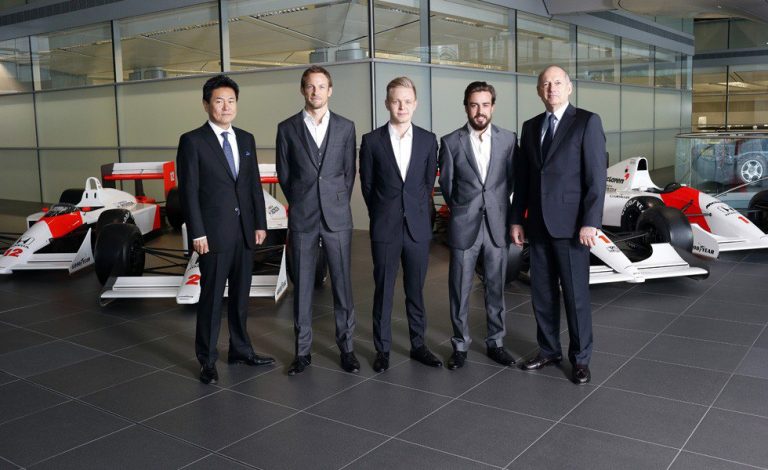 Fernando Alonso ya es piloto de McLaren Honda