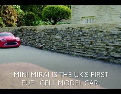 Este Toyota Mirai radiocontrol tiene una mecánica alimentada por hidrógeno