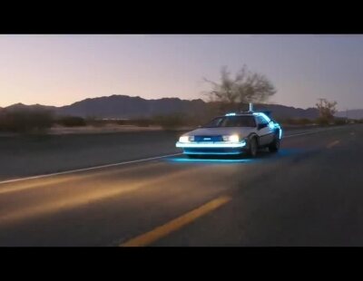 El Porsche Taycan supera al DeLorean de 'Regreso al Futuro'