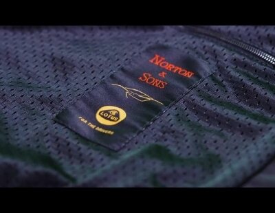 La firma Lotus y el sastre británico Norton & Sons diseñan una chaqueta inspirada en el Evija