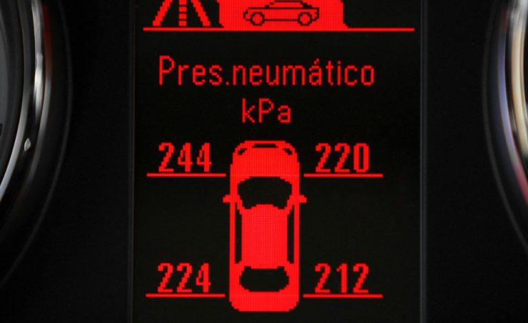 ¿Cómo se comprueba la presión de un neumático?