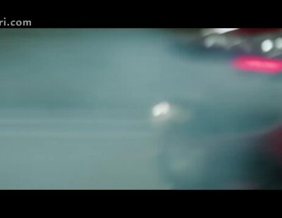 El último icono de Ferrari es este 296 GTB que se pasea por el circuito de Yas Marina