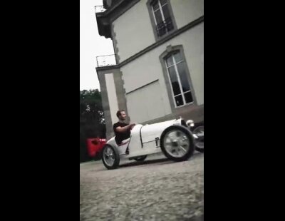 Este es el pequeño Bugatti Baby II diseñado por The Little Car Company