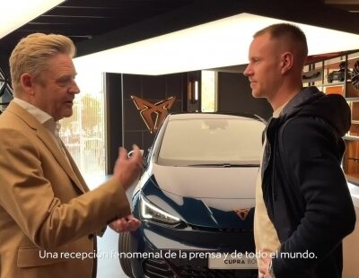 El portero Marc André ter Stegen recibe las llaves de su nuevo Cupra Born