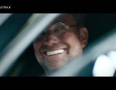 El entrenador alemán Jürgen Klopp descubre el nuevo Opel Astra