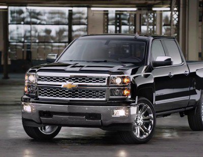 Un oso se sube a la Chevrolet Silverado