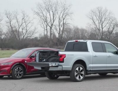 La nueva pick-up F-150 Lightning eléctrica de Ford puede recargar a otro vehículo