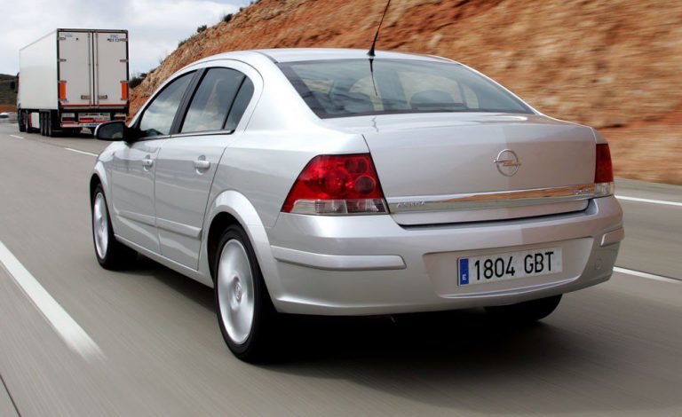 ¿Es obligatoria la matrícula española para un residente?