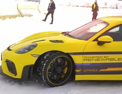 El radical Porsche 718 Cayman GT4 RS Clubsport se divierte en el hielo