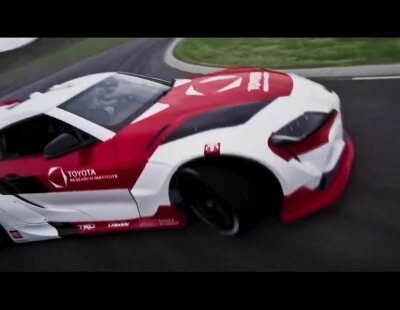 El radical Toyota GR Supra hace drift de manera autónoma por primera vez