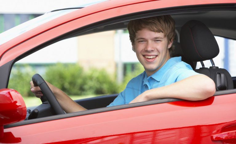 ¿Debo decir al seguro que mi hijo conducirá mi coche?