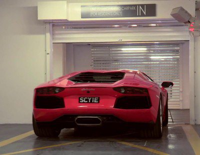 Así aparca un millonario