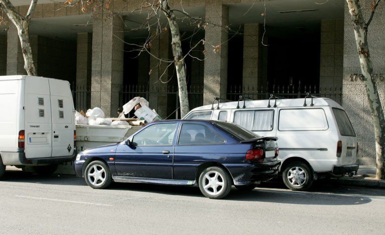 ¿Puedo dejar el coche en doble fila sin freno de mano, para no estorbar?