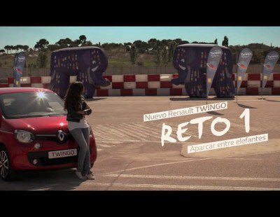 Hiba Abouk y Jesús Castro se retan con el Renault Twingo