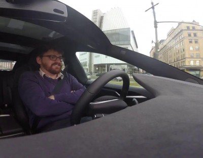 Tesla nos muestra cómo funciona la conducción autónoma