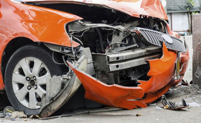 ¿Quién repara mi coche si no hay culpable del golpe?