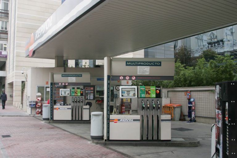 Por qué el precio del petróleo no para de bajar pero la gasolina no…