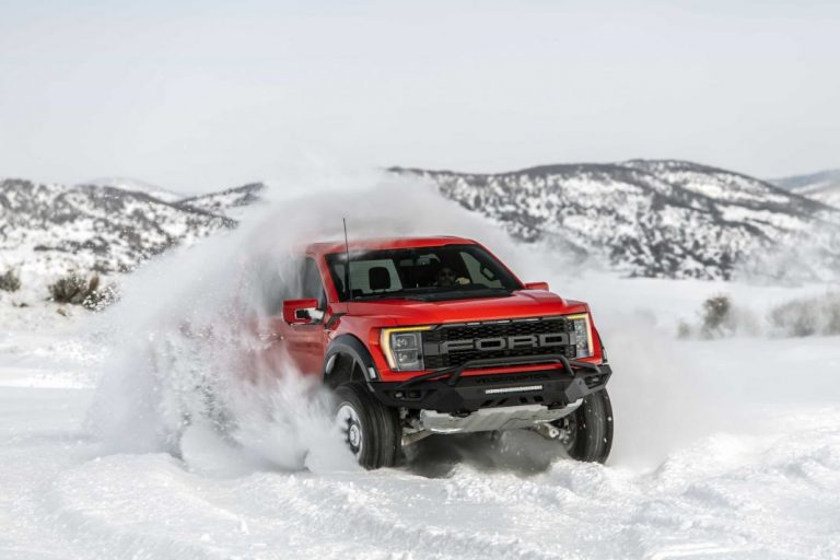 El salvaje Hennessey VelociRaptor 600 hace drift en la nieve