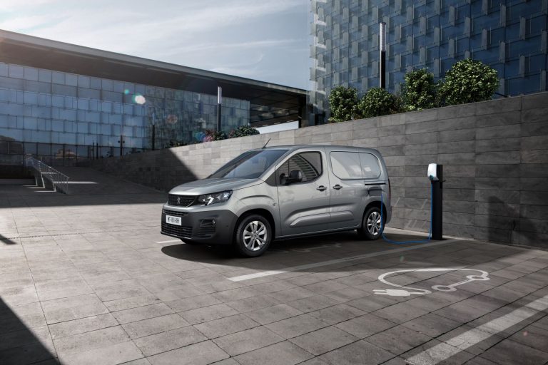 Toda la gama de vehículos comerciales Peugeot se electrifica