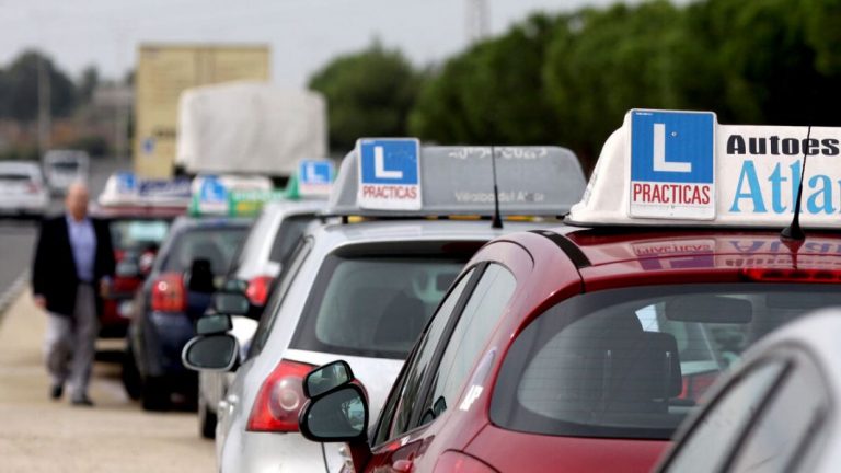 Las autoescuelas tienen los días contados: Marlaska y la DGT quieren un carnet ‘Made in USA’