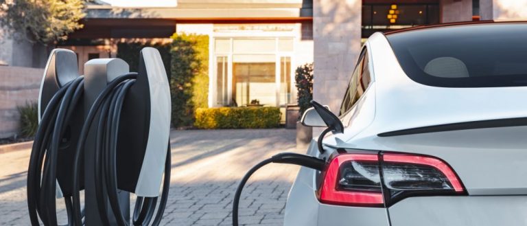 Los coches eléctricos con más autonomía tras media hora de carga, según la OCU