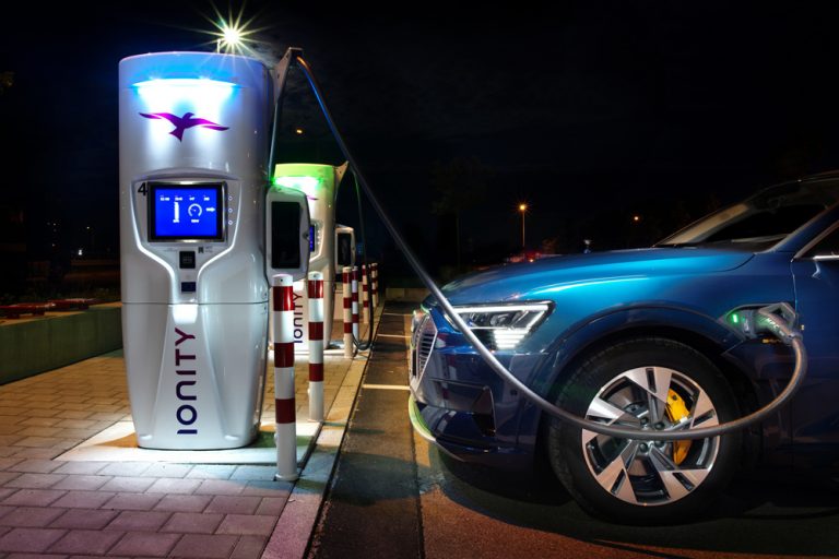 Coche eléctrico: ‘tirón de orejas’ de los fabricantes por la falta de cargadores