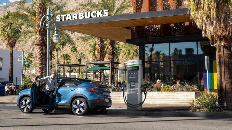 Ahora podrás cargar tu Volvo en un Starbucks