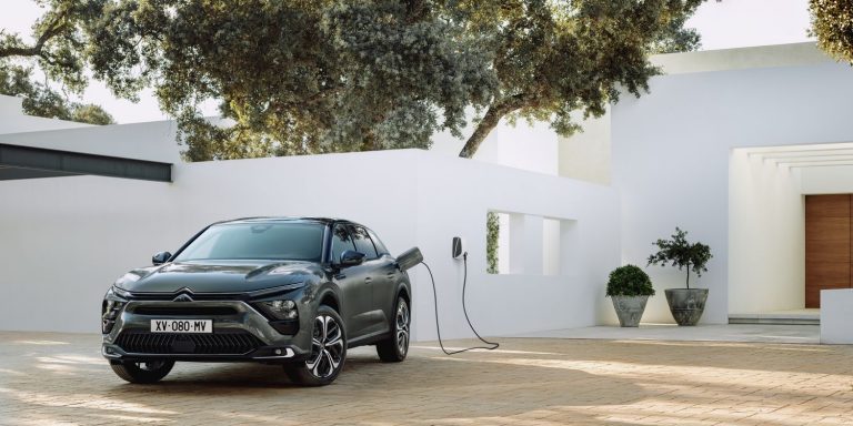 La nueva berlina Citroën C5 X ofrece una mecánica PHEV y dos de gasolina