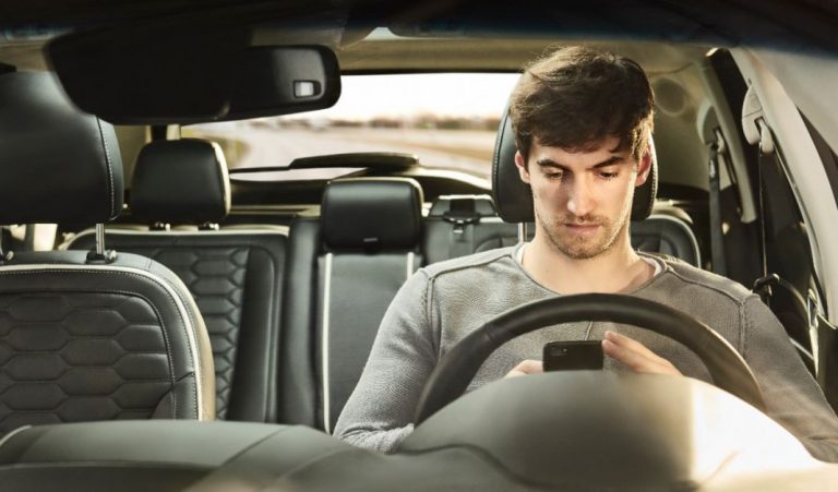 La DGT te puede multar por coger el móvil en el coche, incluso si estás parado