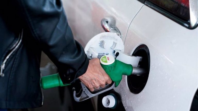 Las medidas a las que recurrirá el Gobierno para reducir el consumo de gasolina y lo que ahorrarás si lo hacen