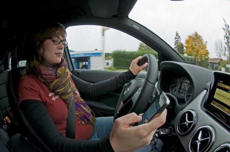 Nueva Ley de Tráfico: sujetar el móvil en la mano al volante resta 6 puntos
