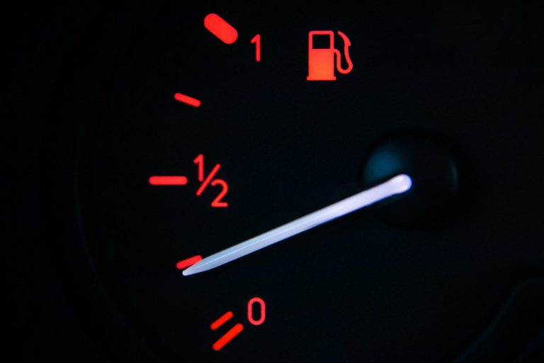 La multa que te puede poner la DGT por conducir en la reserva
