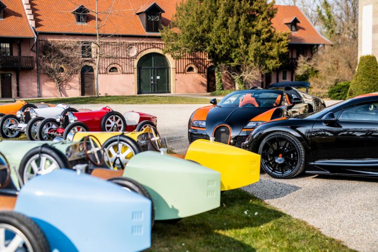 Con este glamour se sale de Molsheim con ocho flamantes Bugatti