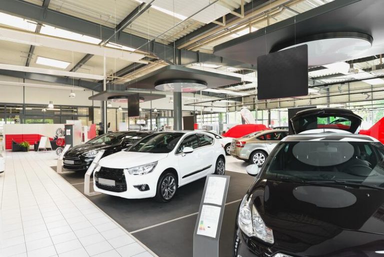 Caen las ventas de coches un 30 por ciento en marzo