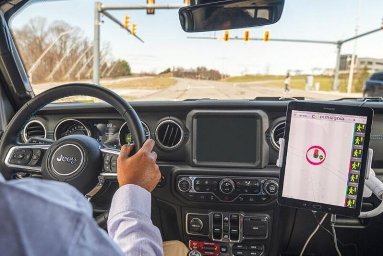 Stellantis trabaja con tecnologías de avisos de seguridad en tiempo real