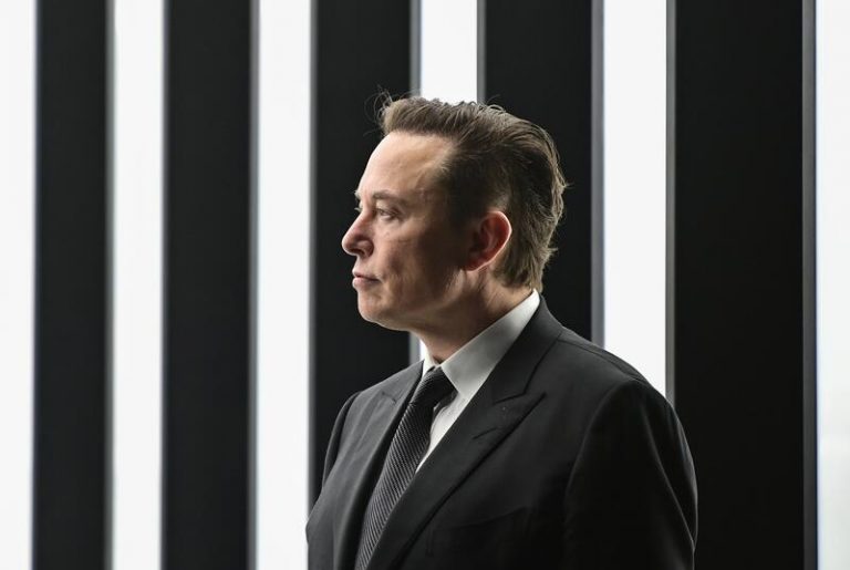 La paradoja de Tesla, logra beneficios récord pero no deja de caer en bolsa