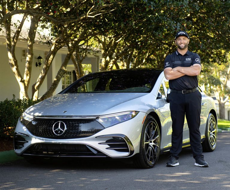 Jon Rahm y Bernhard Langer, dos grandes golfistas al volante de un Mercedes-Benz
