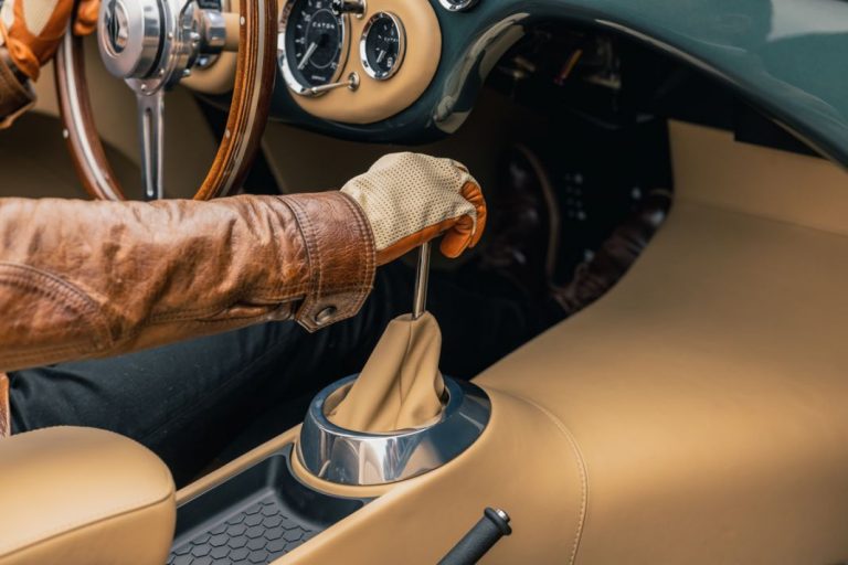 5 gestos que destrozarán el cambio de tu coche antes de tiempo