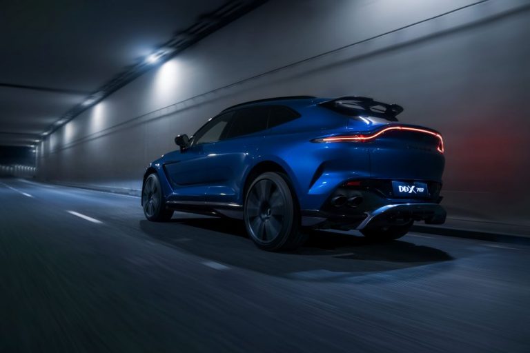 Así se las gasta Fernando Alonso con un Aston Martin DBX707