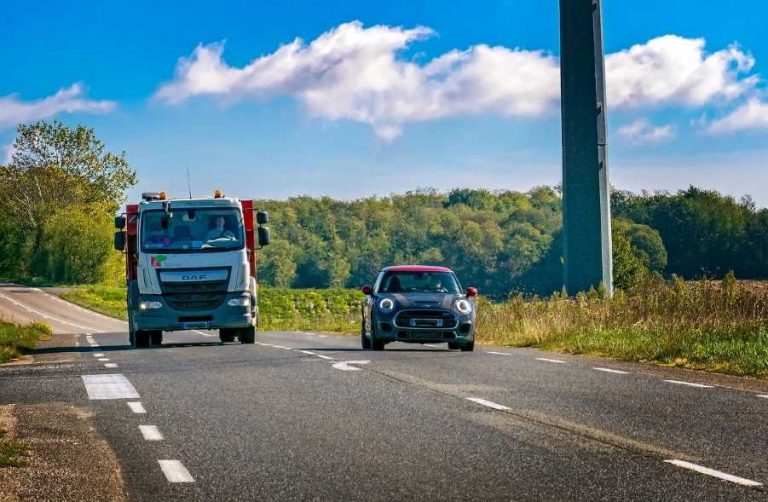 Adelantamientos prohibidos: la DGT te recuerda cómo debes hacerlo para evitar una multa