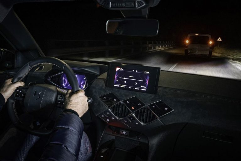 El aviso de la DGT: así debes usar las luces para que no te multen