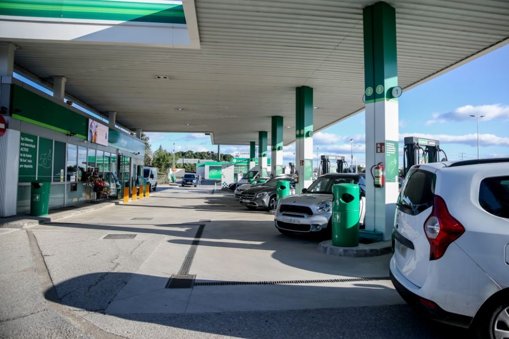 El último estudio de la OCU revela los días de la semana que no deberías echar gasolina bajo ningún concepto 69 Motor16 EuropaPress 4355258 vehiculos estacionados repostar gasolina gasolinera dia entrado vigorgasolina 95 o 98 Motor16