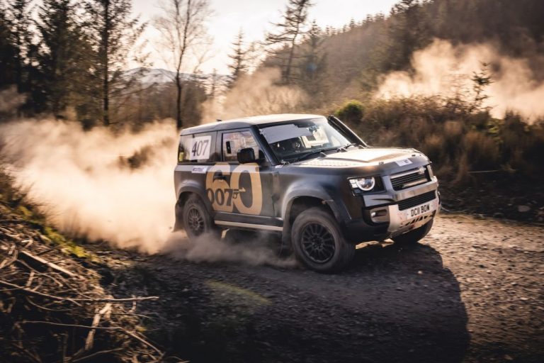 Mark Higgins, piloto de acrobacias de James Bond, gana el Bowler Defender Challenge