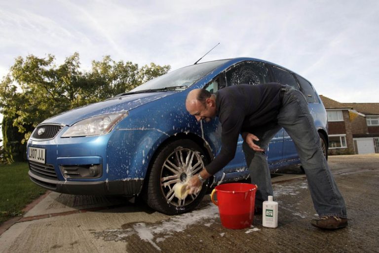 Este es el secreto para dejar como nuevas las llantas de tu coche