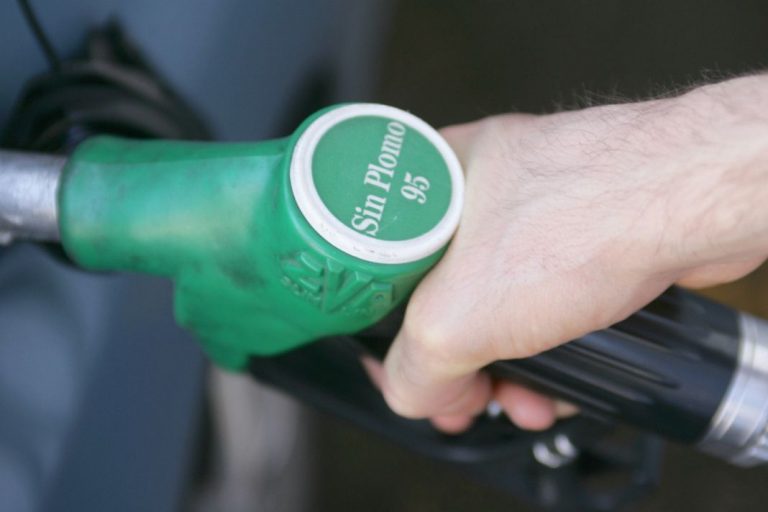 El bochornoso gesto que todos hacemos al echar gasolina y con el que pensamos que ahorramos dinero
