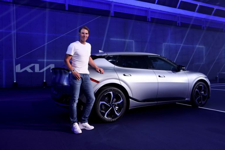 Influencers visitan la Rafa Nadal Academy en el Kia EV6