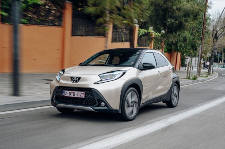Al volante del Toyota Aygo X Cross: reinventa el coche urbano