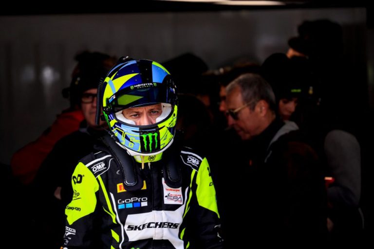 Valentino Rossi se pierde en boxes con su Audi R8 del GT World Challenge Europe